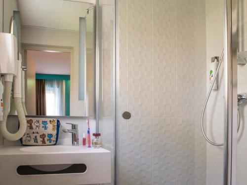 Habitación Doble Estándar del hotel Ibis Styles Quimper. Foto 1