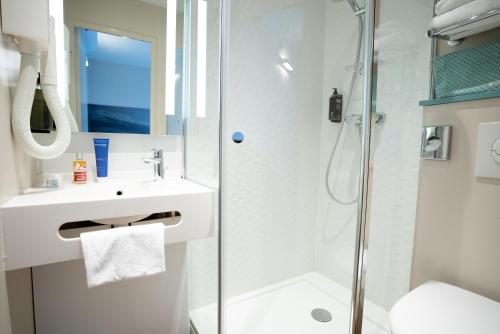 Habitación Estándar - 2 camas individuales del hotel Ibis Styles Quimper. Foto 6