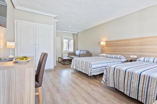 Habitación Doble Superior con balcón del hotel Best Osuna Feria Madrid