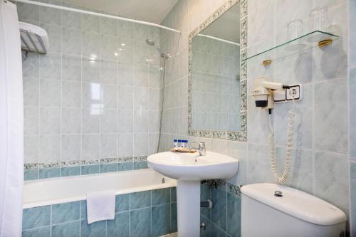 Habitación Doble Superior con balcón del hotel Best Osuna Feria Madrid. Foto 4