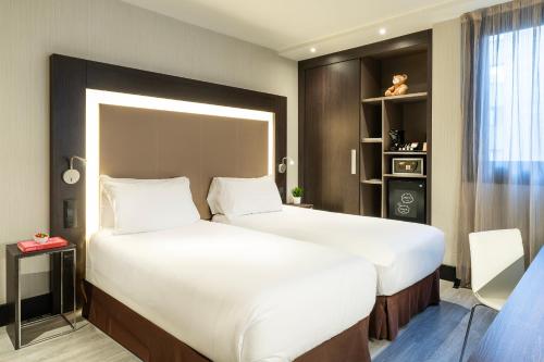 Habitación Doble Estándar con sofá del hotel Novotel Madrid Center