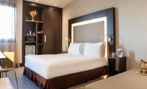 Habitación Estándar con cama grande y sofá del hotel Novotel Madrid Center. Foto 1