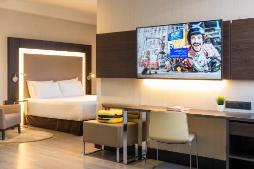 Habitación Executive con zona de salón y cama grande del hotel Novotel Madrid Center. Foto 2