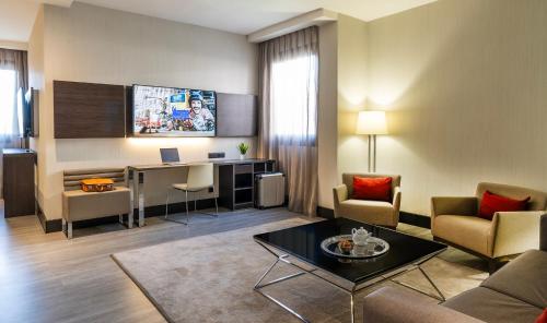 Habitación Executive con zona de salón y cama grande del hotel Novotel Madrid Center. Foto 3