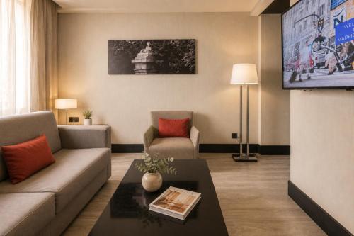 Habitación Executive con zona de salón y cama grande del hotel Novotel Madrid Center. Foto 5