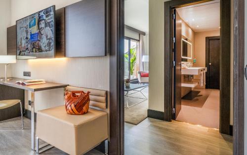 Suite Superior con cama extragrande del hotel Novotel Madrid Center. Foto 3