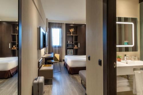 Habitación Estándar con cama grande y sofá del hotel Novotel Madrid Center. Foto 4