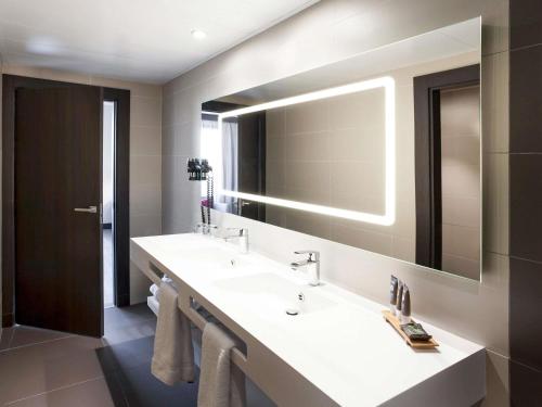 Habitación doble Balcón o Terraza Superior 1 Cama queen 1 habitación con salón Accesible Premium Business Con Vistas Sofá Cama incluido del hotel Novotel Madrid Center. Foto 1