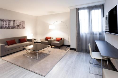 Habitación Executive con zona de salón y cama grande del hotel Novotel Madrid Center. Foto 4