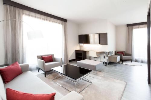 Suite Balcón o Terraza Superior 1 Cama queen con salón Accesible Con Vistas Sofá Cama incluido del hotel Novotel Madrid Center. Foto 4