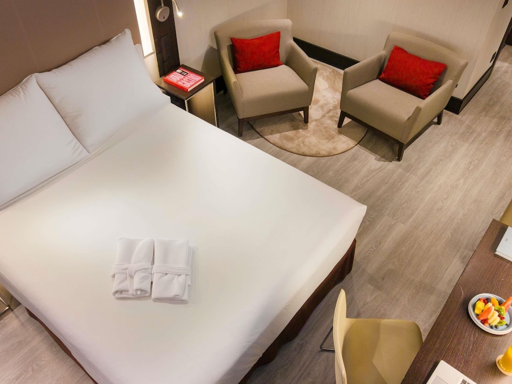 Habitación superior, 1 cama de matrimonio del hotel Novotel Madrid Center. Foto 5
