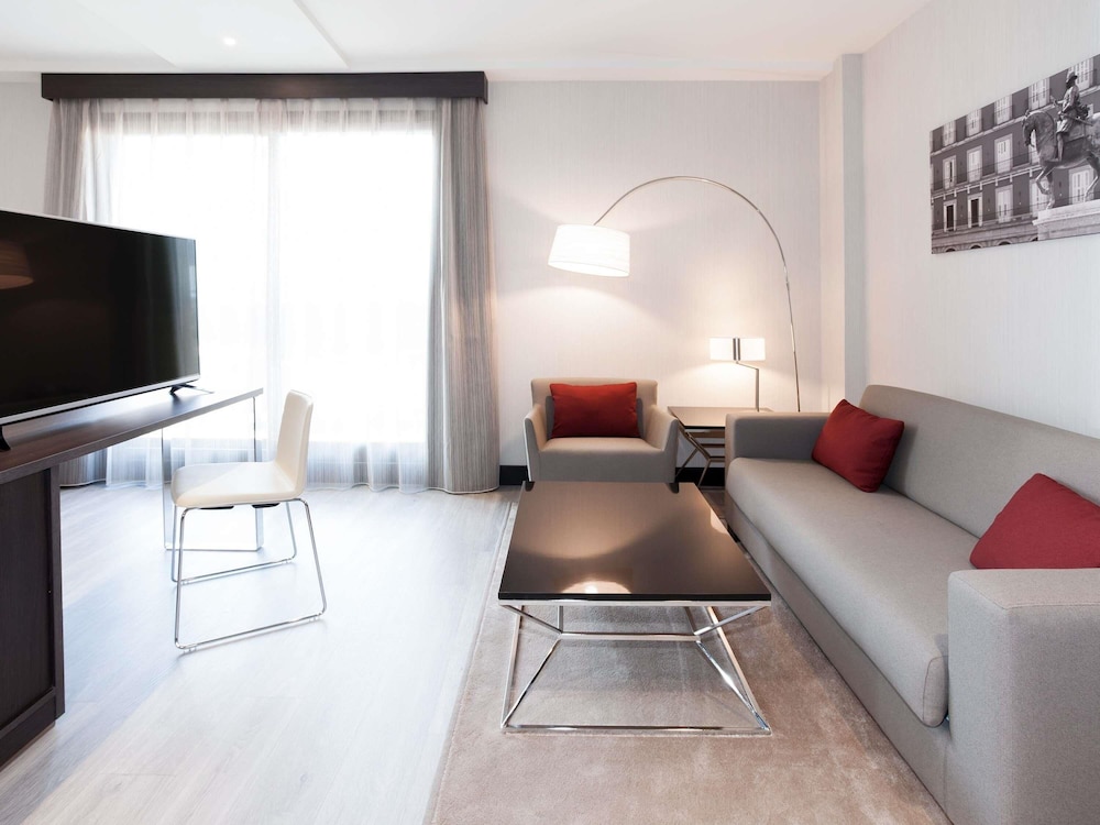 Habitación ejecutiva, 1 cama de matrimonio, terraza del hotel Novotel Madrid Center. Foto 5