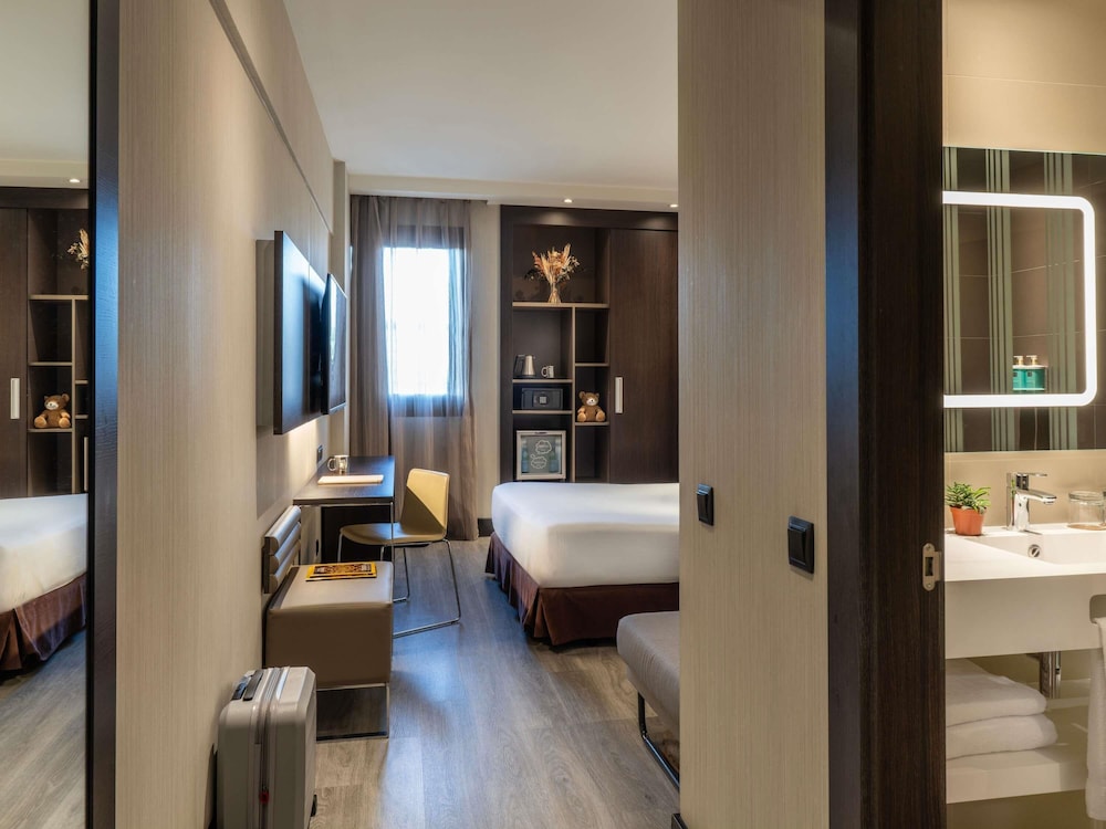 Habitación estándar, 1 cama de matrimonio con sofá cama del hotel Novotel Madrid Center. Foto 5