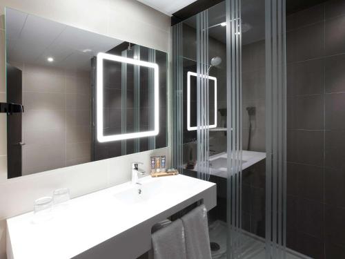 Habitación Estándar con cama grande y sofá del hotel Novotel Madrid Center. Foto 4