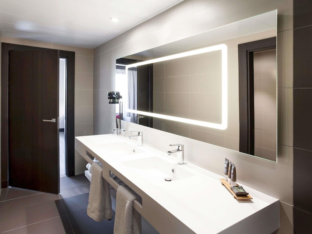 Suite superior, 1 cama de matrimonio grande con sofá cama del hotel Novotel Madrid Center. Foto 6