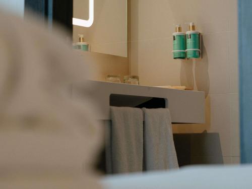 Habitación Estándar con cama grande y sofá del hotel Novotel Madrid Center. Foto 10