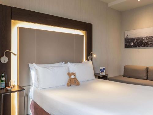 Habitación Estándar con cama grande y sofá del hotel Novotel Madrid Center. Foto 14