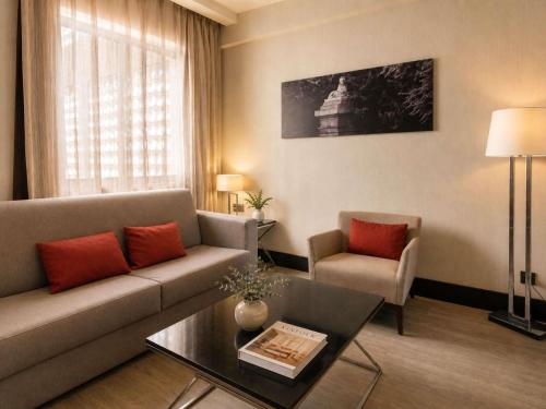 Habitación Executive con zona de salón y cama grande del hotel Novotel Madrid Center. Foto 18