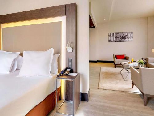 Suite Superior con cama extragrande del hotel Novotel Madrid Center. Foto 15