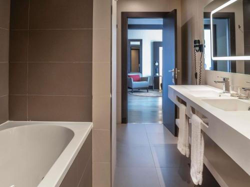 Suite Superior con cama extragrande del hotel Novotel Madrid Center. Foto 18