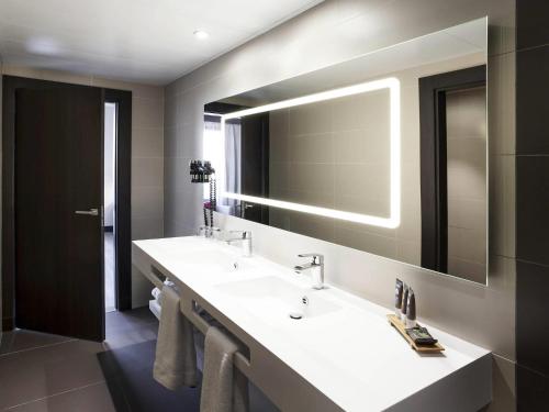 Habitación Estándar con cama grande y sofá del hotel Novotel Madrid Center. Foto 16
