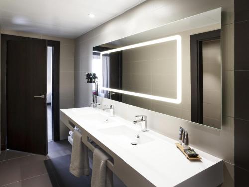 Suite Superior con cama extragrande del hotel Novotel Madrid Center. Foto 19