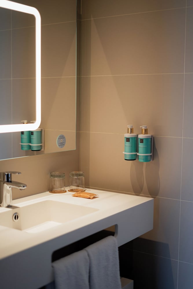 Habitación estándar, 2 camas individuales del hotel Novotel Madrid Center. Foto 9