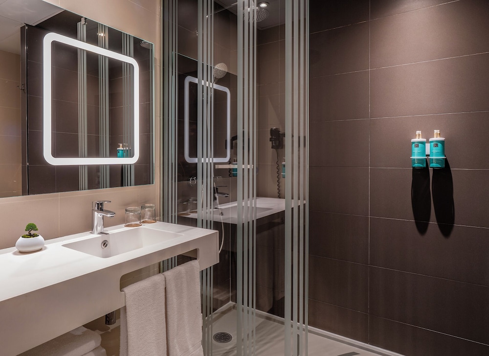 Habitación estándar, 2 camas individuales del hotel Novotel Madrid Center. Foto 10