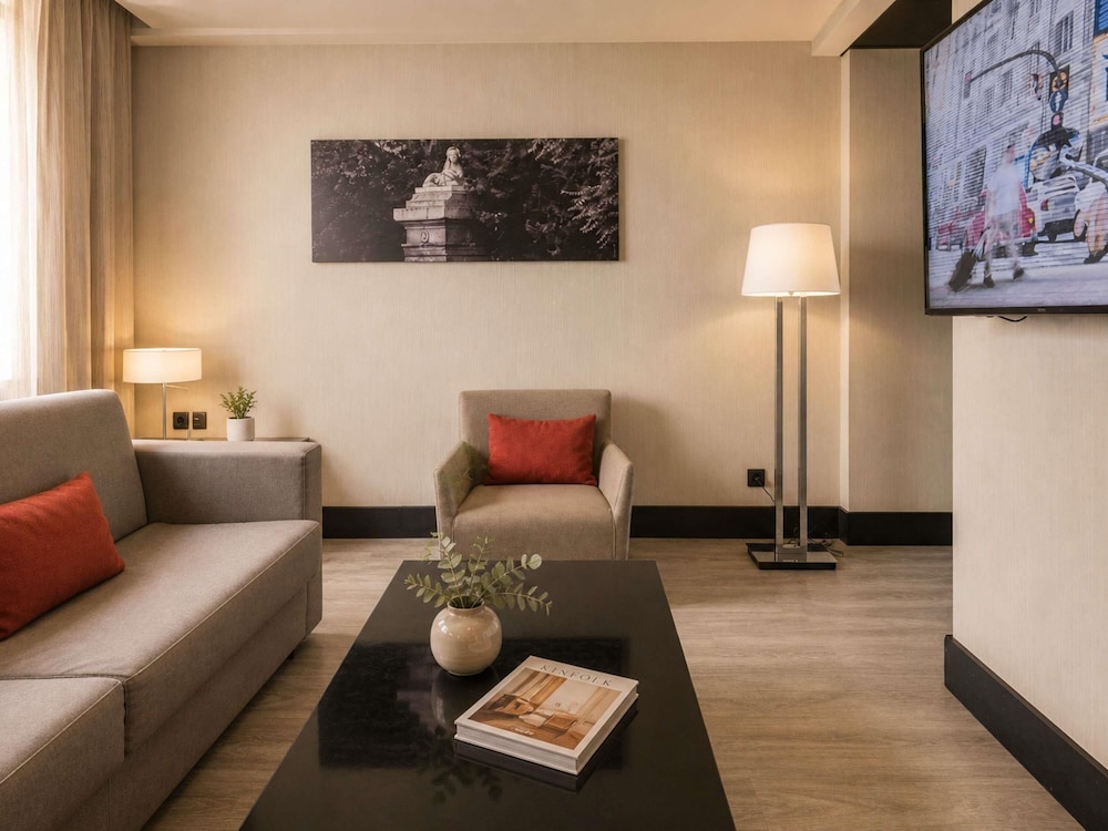 Habitación ejecutiva, 1 cama de matrimonio del hotel Novotel Madrid Center. Foto 6