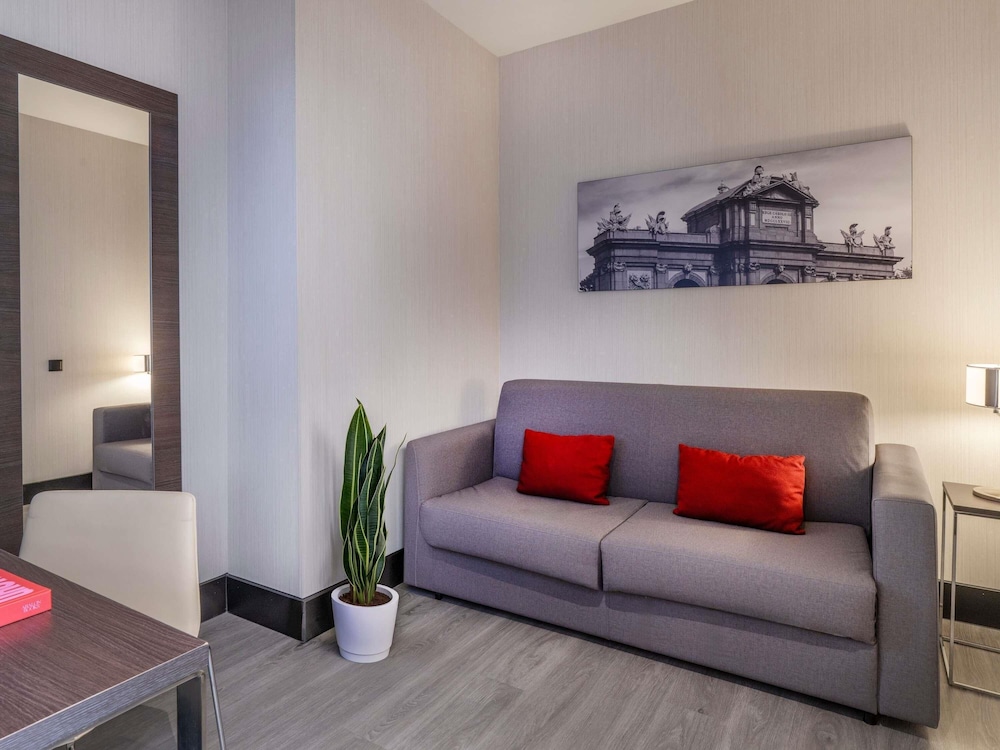 Habitación ejecutiva, 1 cama de matrimonio del hotel Novotel Madrid Center. Foto 8