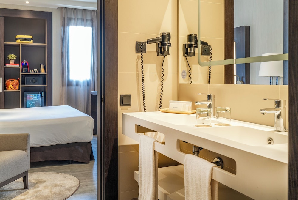 Habitación ejecutiva, 1 cama de matrimonio del hotel Novotel Madrid Center. Foto 17