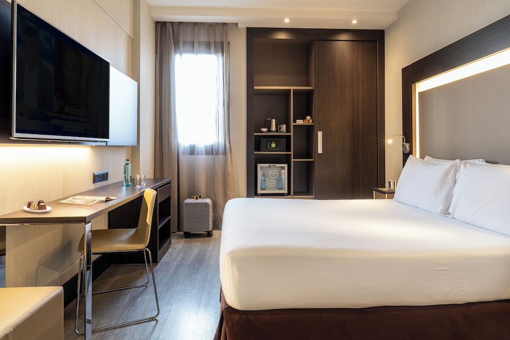 Habitación estándar, 1 cama de matrimonio con sofá cama del hotel Novotel Madrid Center. Foto 2