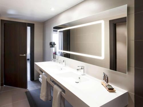 Habitación Executive con terraza del hotel Novotel Madrid Center. Foto 3