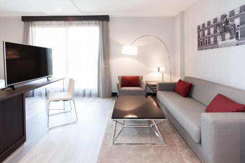 Habitación Executive con terraza del hotel Novotel Madrid Center. Foto 6