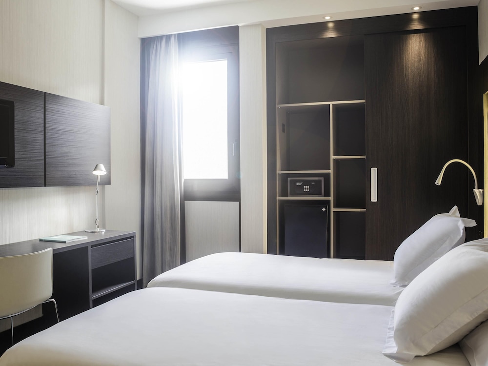 Standard Twin Room with Sofa del hotel Novotel Madrid Center. Foto 8