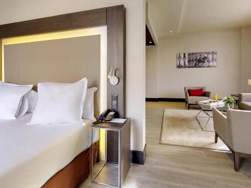 Suite Superior con cama extragrande del hotel Novotel Madrid Center. Foto 3