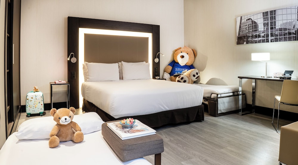 Habitación Estándar con cama Queen size y 2 camas para niños del hotel Novotel Madrid Center. Foto 2