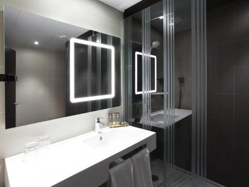 Habitación Doble Estándar con sofá del hotel Novotel Madrid Center