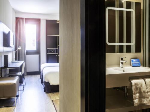 Habitación Doble Estándar - 2 camas del hotel Novotel Madrid Center. Foto 2