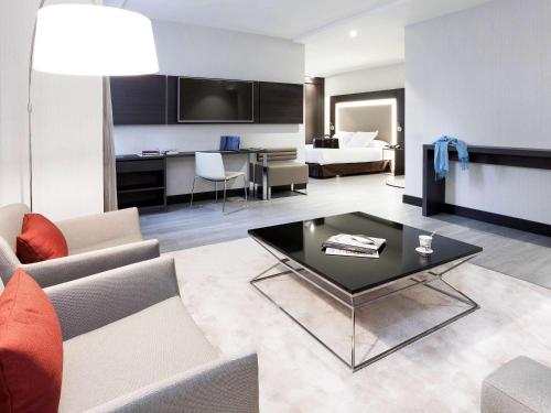 Habitación doble 1 Cama queen con salón Accesible Premium Business Sofá Cama incluido del hotel Novotel Madrid Center. Foto 1