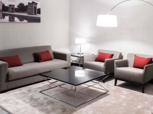 Habitación doble 1 Cama queen con salón Accesible Premium Business Sofá Cama incluido del hotel Novotel Madrid Center. Foto 4