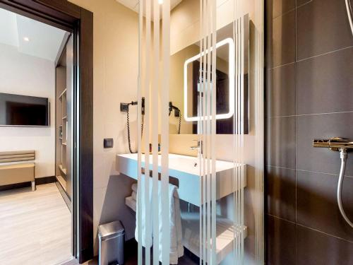 Habitación Doble Estándar con sofá del hotel Novotel Madrid Center. Foto 5