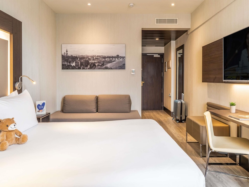 Habitación estándar, 2 camas individuales del hotel Novotel Madrid Center. Foto 11