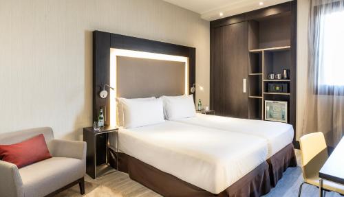 Habitación Doble Estándar con sofá del hotel Novotel Madrid Center. Foto 8