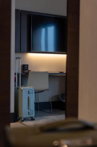 Habitación Doble Estándar con sofá del hotel Novotel Madrid Center. Foto 11