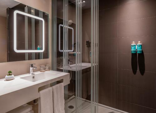 Habitación Estándar con cama grande y sofá del hotel Novotel Madrid Center. Foto 6