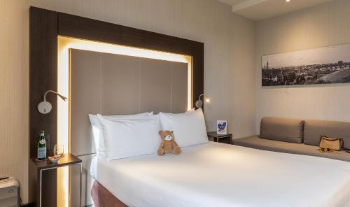 Habitación Estándar con cama grande y sofá del hotel Novotel Madrid Center. Foto 11