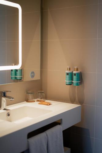 Habitación Estándar con cama grande y sofá del hotel Novotel Madrid Center. Foto 12