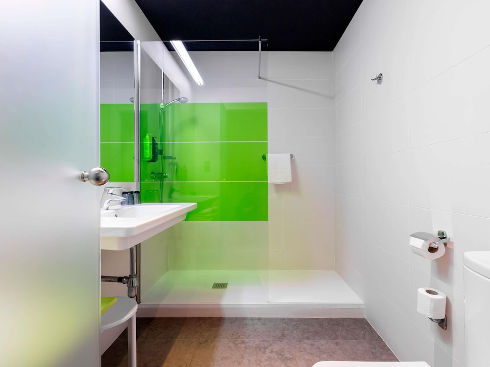 Habitación Standard con 2 camas individuales del hotel Ibis Styles Madrid Prado. Foto 7