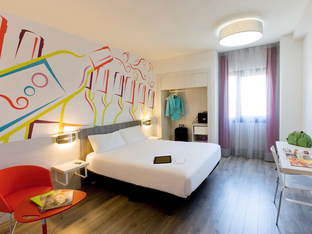 Habitación standard con 1 cama Queen del hotel Ibis Styles Madrid Prado. Foto 3